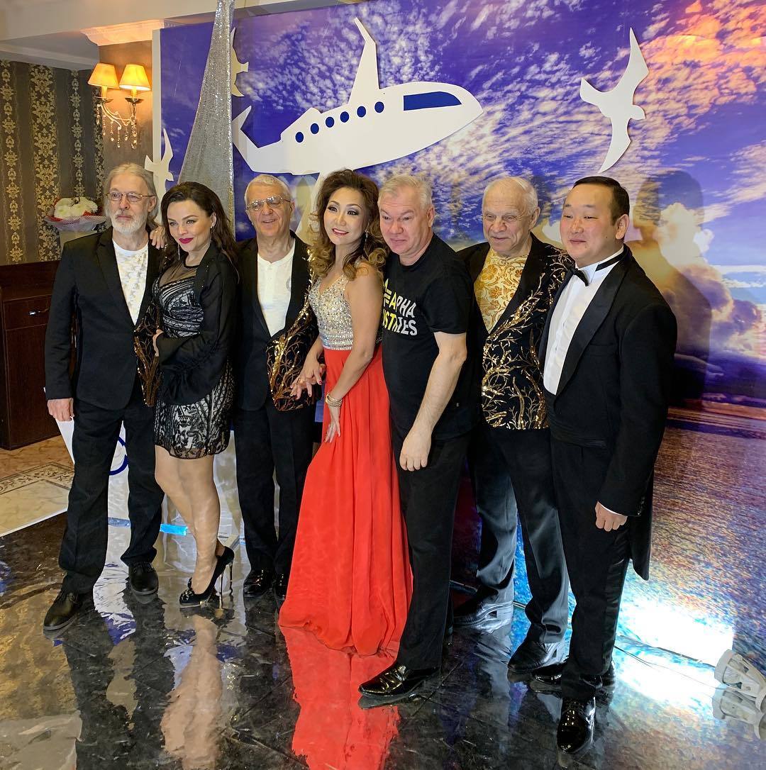 ВИА "Поющие гитары" сыграл на юбилее гендиректора ЛОРПа (видео)