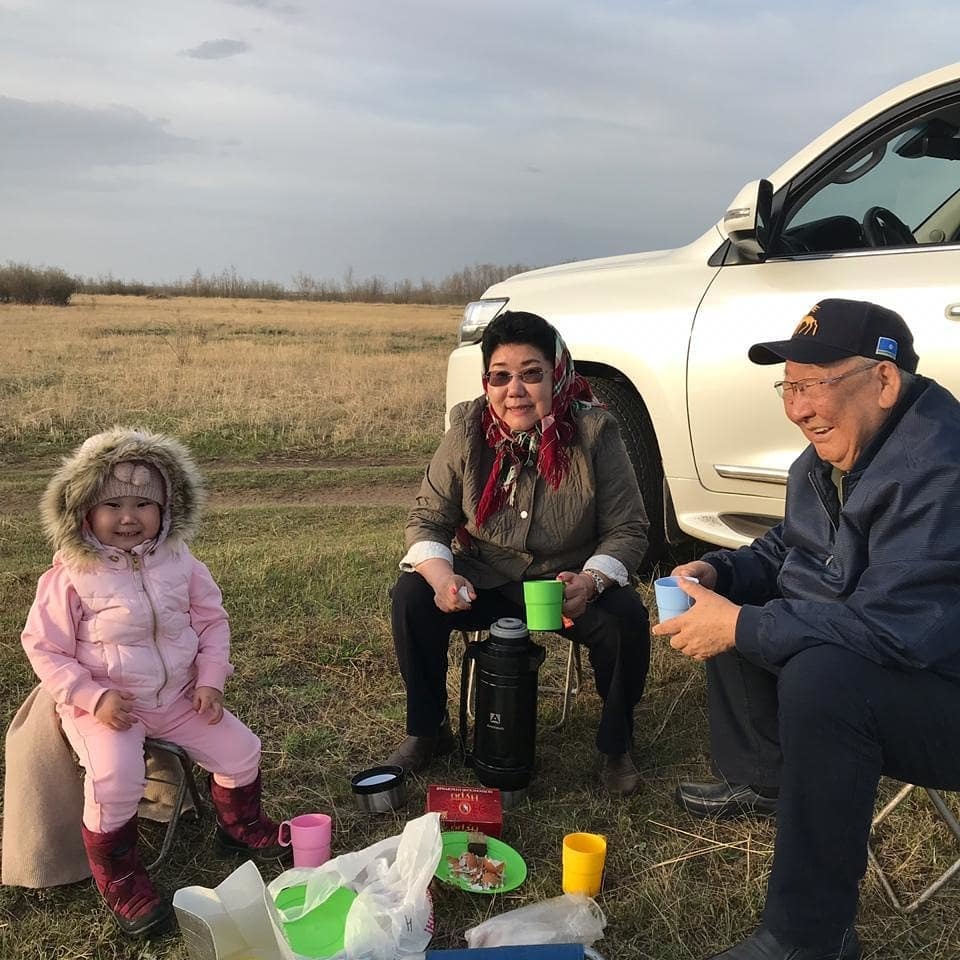 Фотофакт: Егор Борисов отдыхает с семьей и любимой внучкой