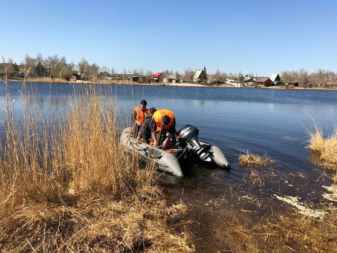 Из озера Сергелях вынимают утонувших лошадей