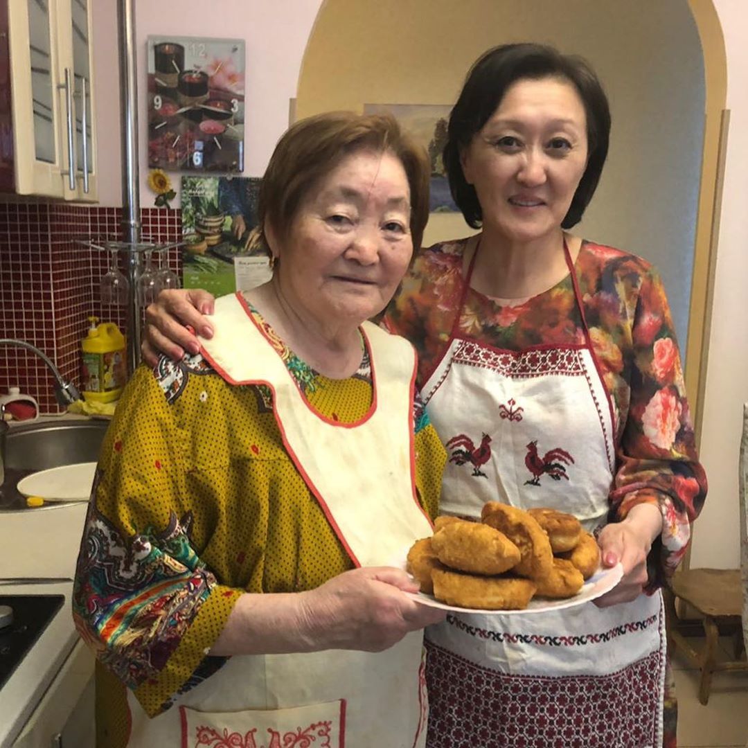 Мэра Якутска научили печь пирожки