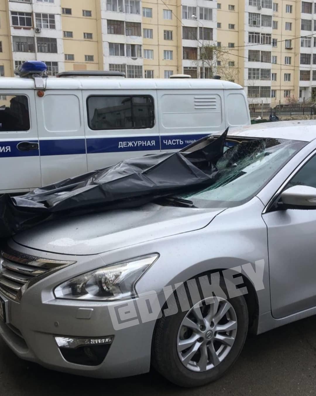 На 202 мкрн человек выпал из окна на машину