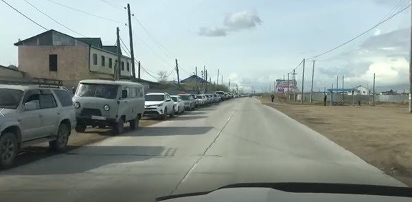 Видеофакт: Очереди на паром в Якутске и Нижнем Бестяхе