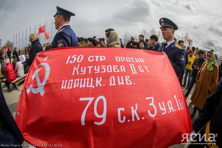 На площади Победы водружено Знамя Победы