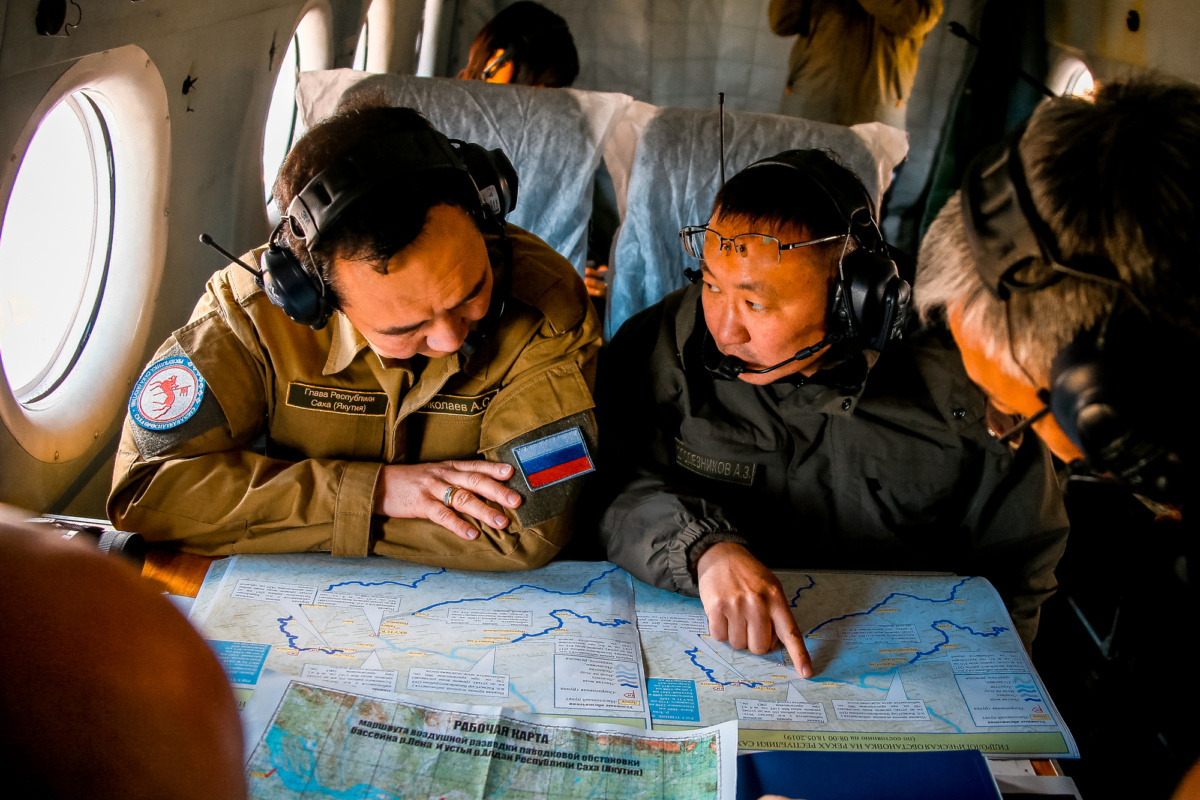 Айсен Николаев проверил прохождение ледохода на реке Лена