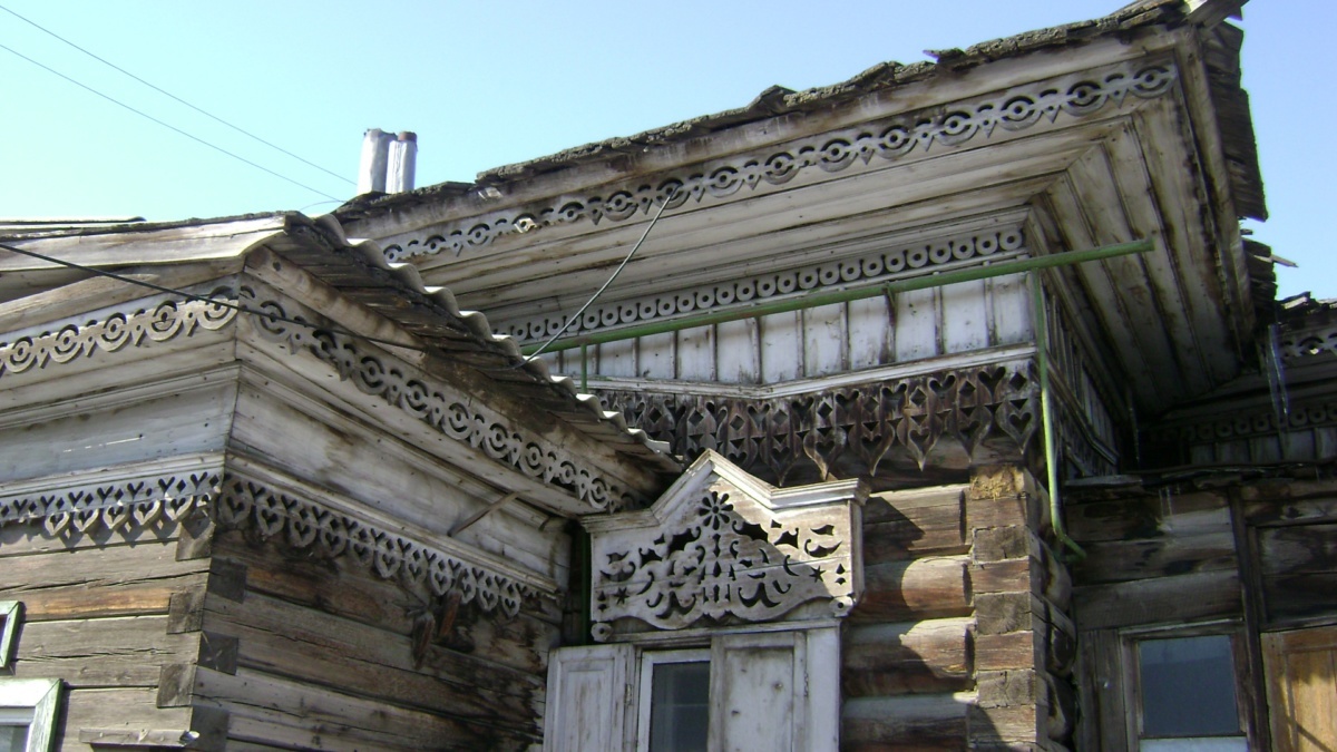 Резные наличники и фронтоны дома Адама Скрябина