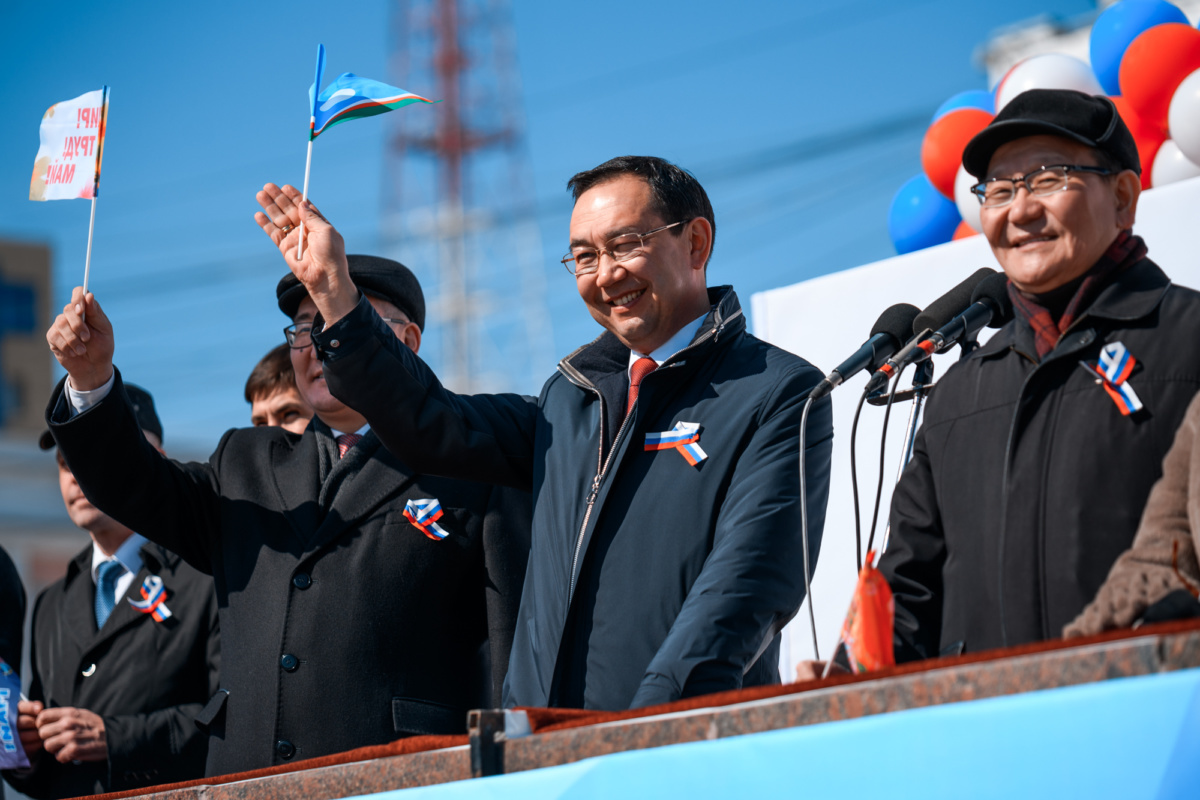 Айсен Николаев поприветствовал участников первомайской демонстрации