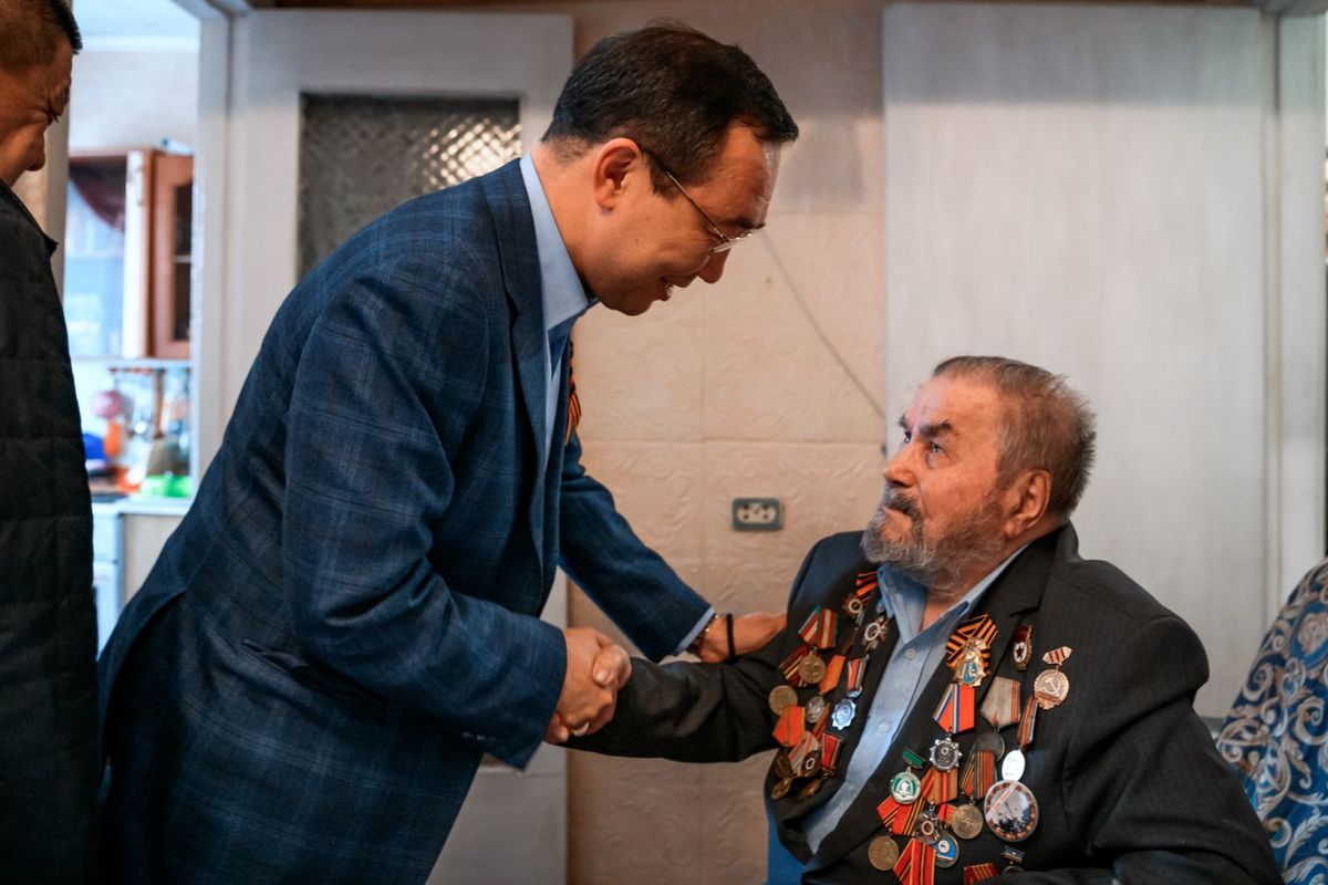 Айсен Николаев в Ленске навестил участника Великой Отечественной войны