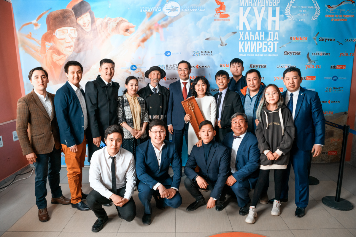 Айсен Николаев посетил премьерный показ фильма «Надо мною солнце не садится»