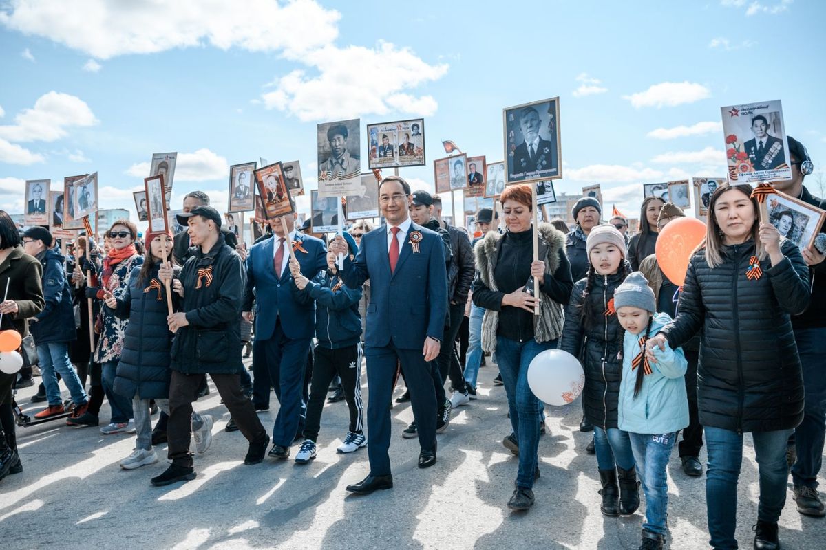 Глава Якутии прошел в Бессмертном полку с портретом деда