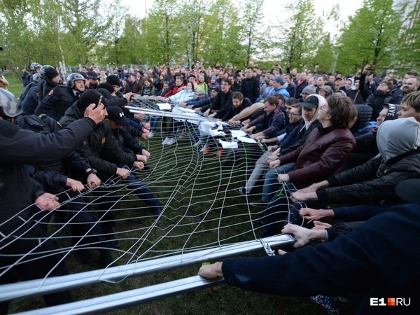 Противники храма в Екатеринбурге забросали силовиков бутылками