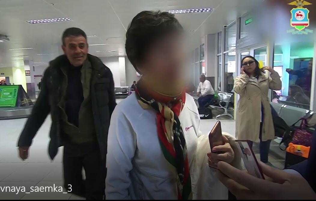 В аэропорту Якутска задержана руководитель центра адаптивной физкультуры (видео)