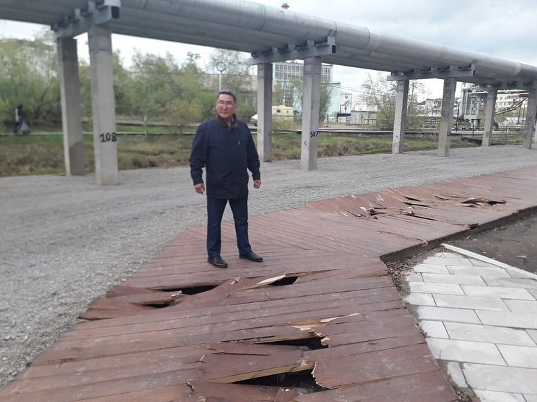 "Деревянный тротуар раздавлен, ограждения повреждены", - спикер парламента сообщил о вандализме в Якутске