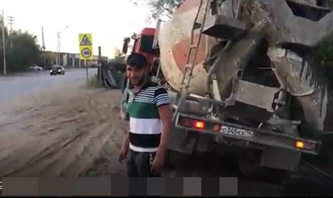 Видеофакт: Водитель бетономешалки сливает отходы в городское озеро