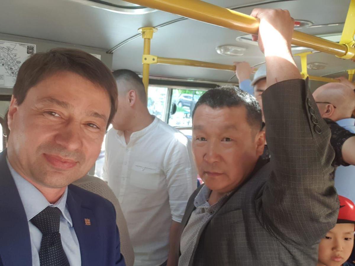 Фотофакт: Владимир Федоров и Дмитрий Садовников сфотографировались в автобусе