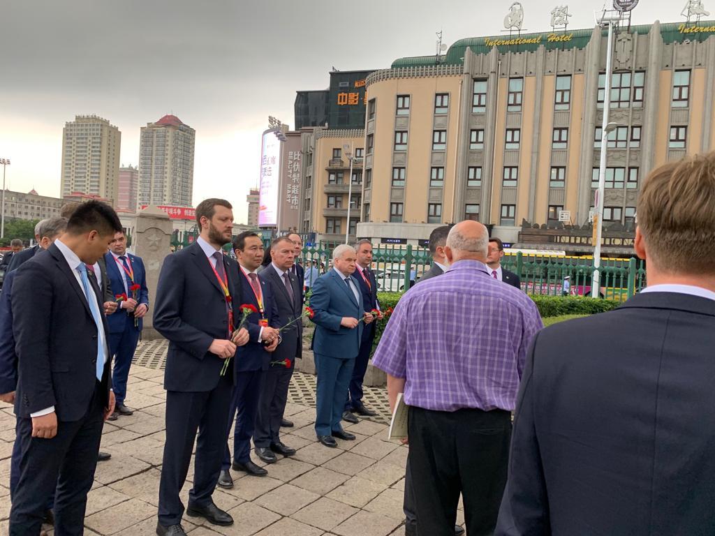 Айсен Николаев возложил живые цветы к памятнику освобождения Северо-Востока Китая