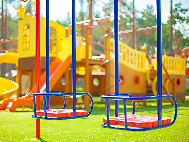 В Якутске на девочку упали качели