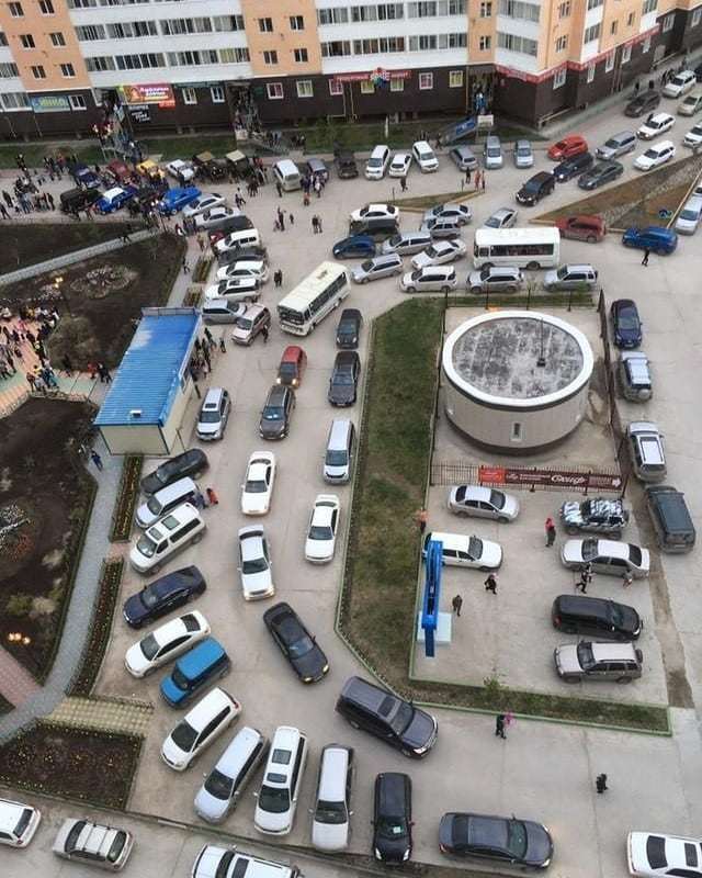 Фотофакт: сотни жителей Якутска приехали на открытие поющих фонтанов