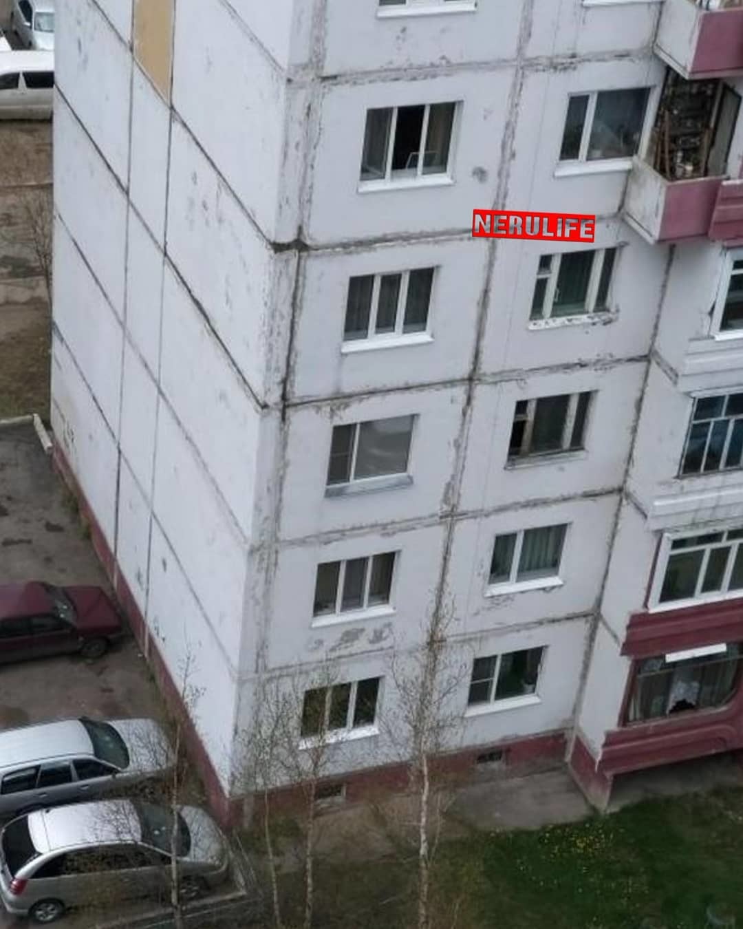 В Нерюнгри из окна пятого этажа выпал ребенок