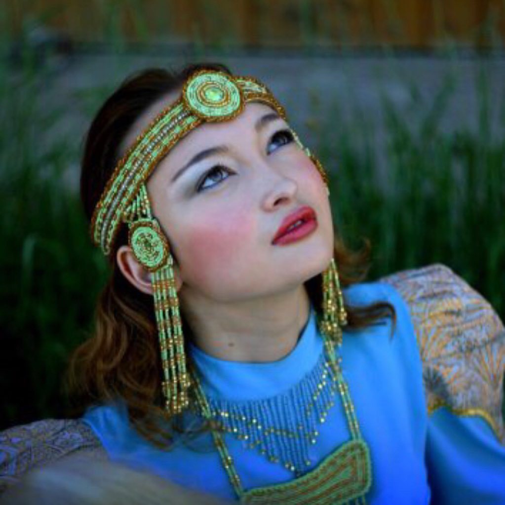 Якутянку Надежду Долбараеву с подругами не пустили на ысыах в Торонто