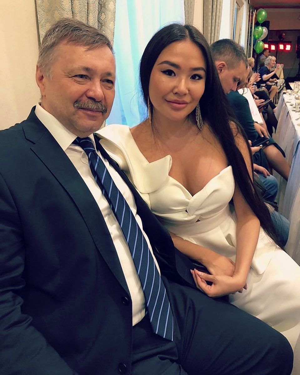 Фотофакт:Гендиректор АК "Якутия" Владимир Горбунов поздравил стюардесс с праздником