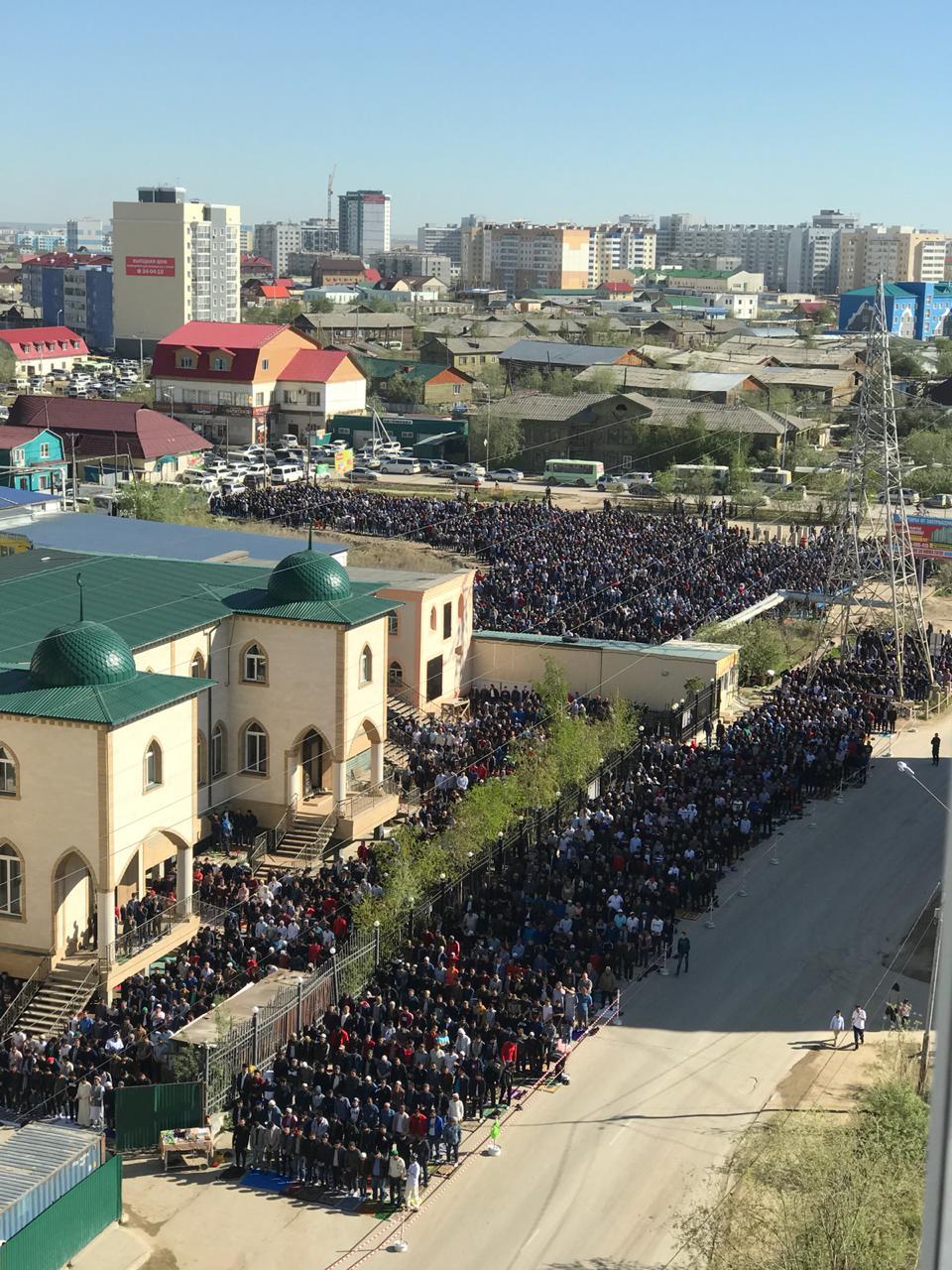 Фотофакт: Мусульмане в день праздника Ураза-байрам у мечети в Якутске
