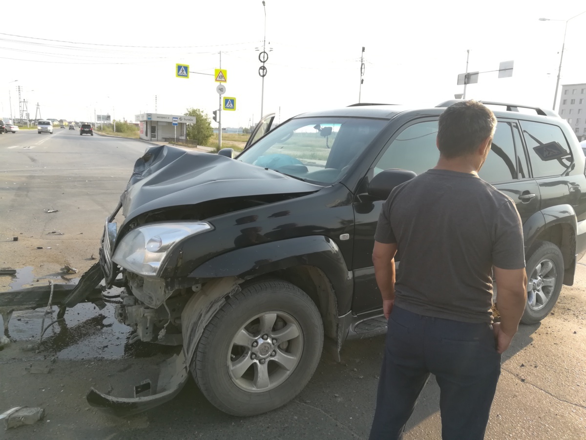 Фотофакт: В Якутске полицейское преследование пьяного лихача закончилось аварией