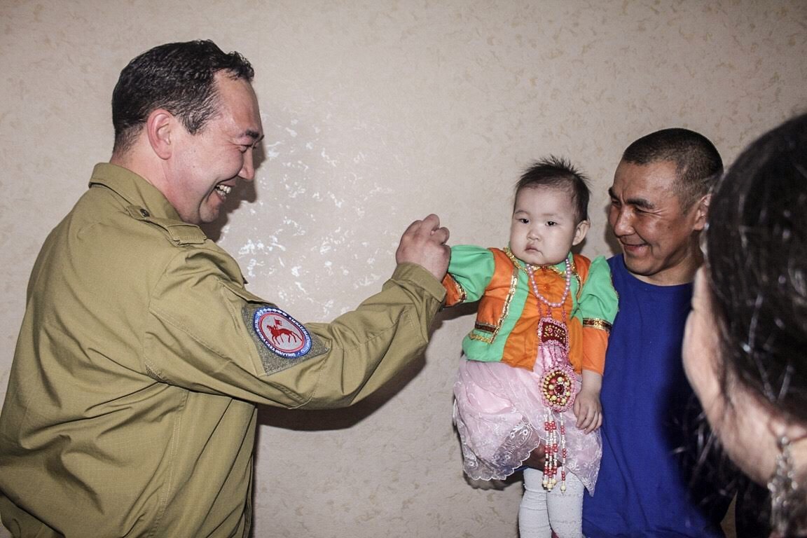 Айсен Николаев поздравил многодетную семью Кемлиль с Днём защиты детей