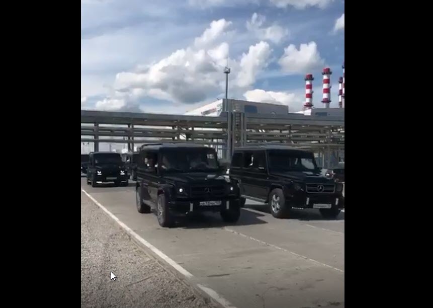 Парад тщеславия. Выпускникам школы в Якутске устроили заезд на "Гелендвагенах"