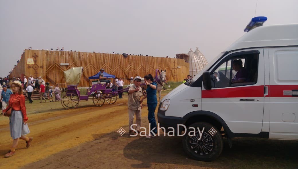 В местности Ус Хатын дежурят три бригады скорой помощи