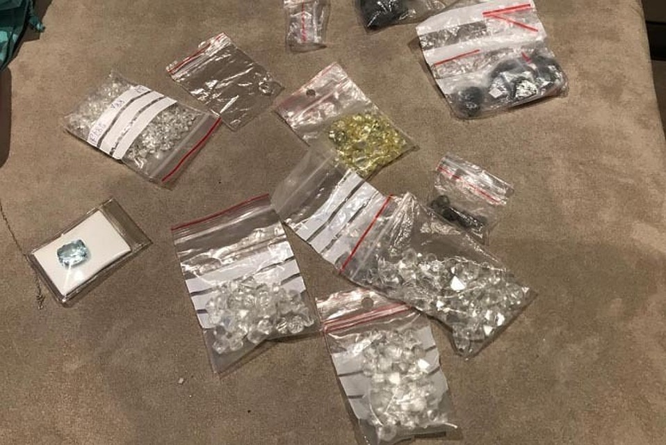 Сотрудницу АЛРОСА и двух ее сообщников задержали за кражу 500 алмазов (видео)