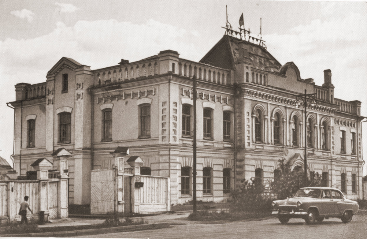 В 1961 году в здании Окружного суда размещался ректорат ЯГУ