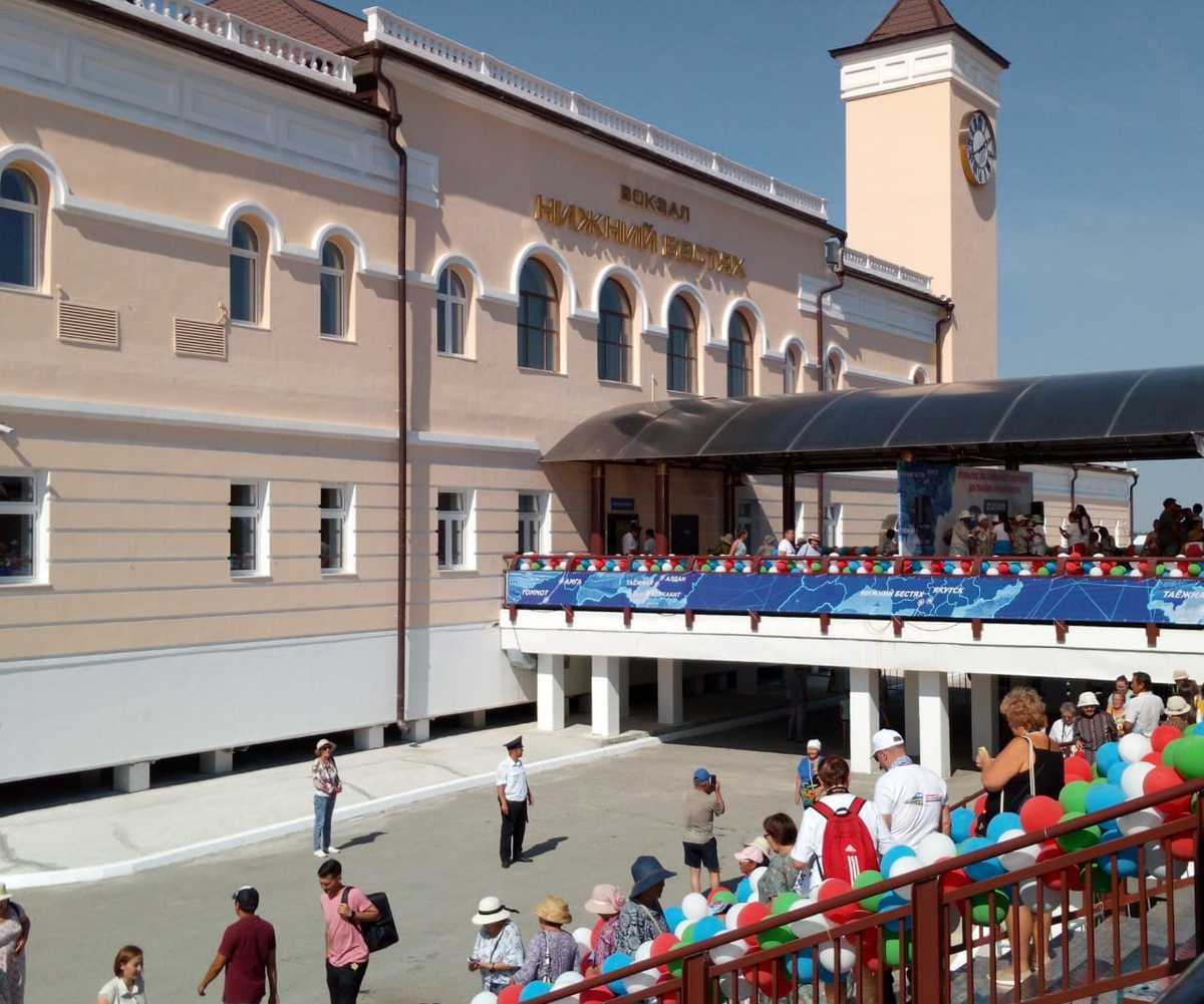 В Нижнем Бестяхе торжественно встретили первый пассажирский поезд