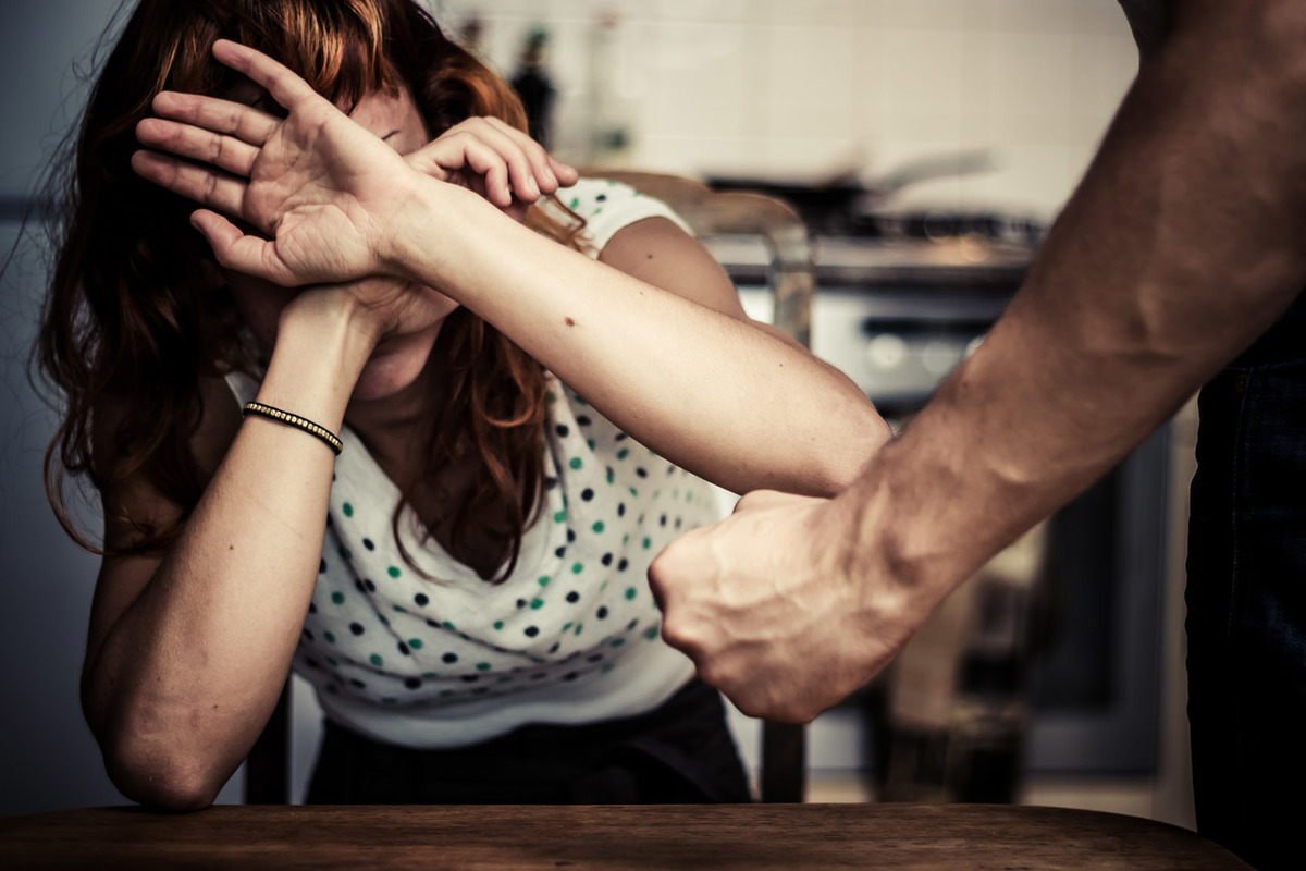 Более 80% женщин продолжают отношения после случаев домашнего насилия