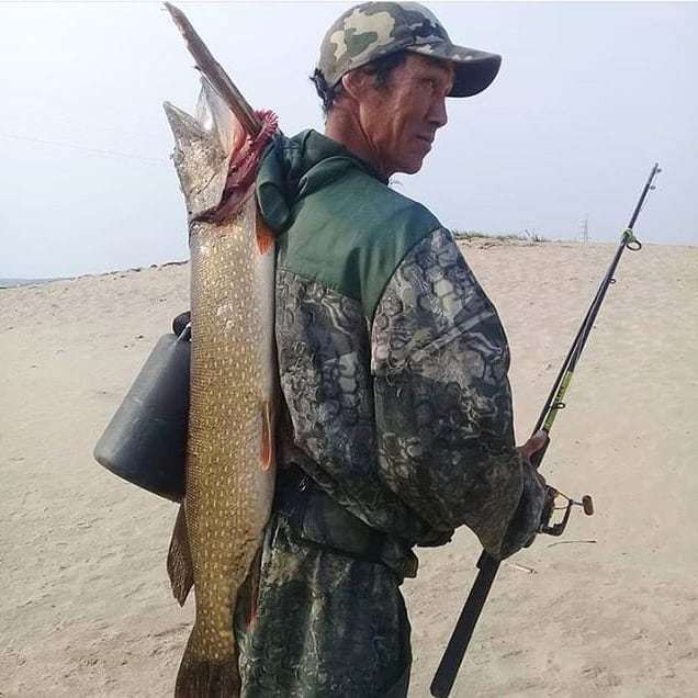 Фотофакт: Удачливый рыбак поймал щуку на протоке в 203 мкрн Якутска