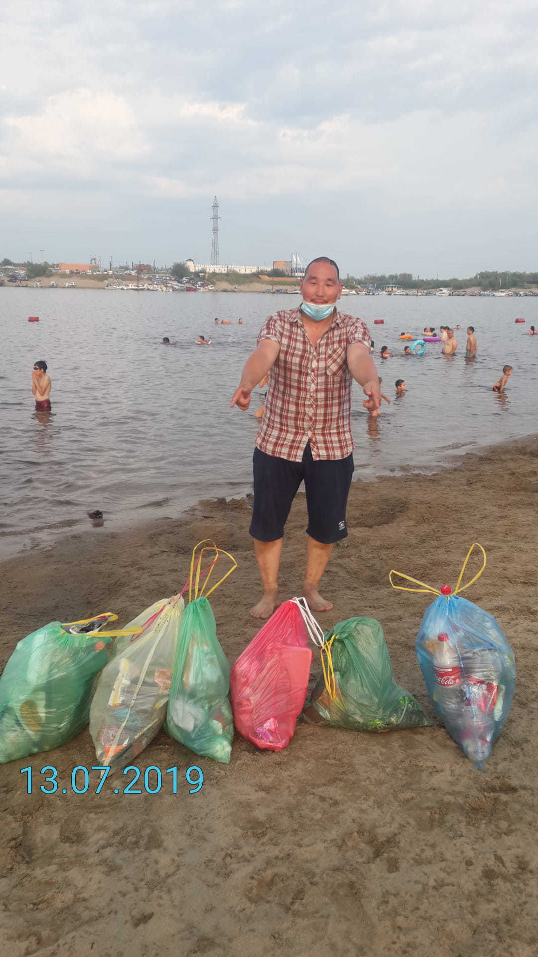 Антон Васильев собрал на пляже шесть пакетов мусора