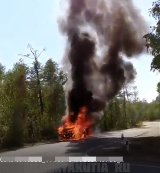 Видеофакт: На Вилюйском тракте сгорела машина