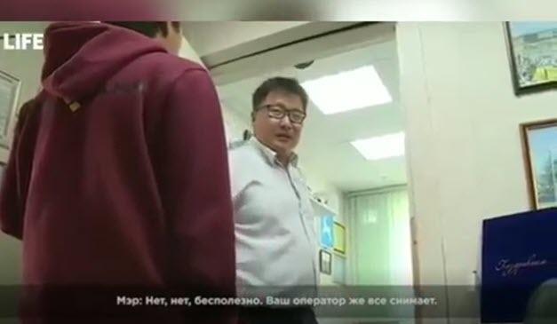 Life опубликовал видео конфликта мэра Вилюйска с журналистами