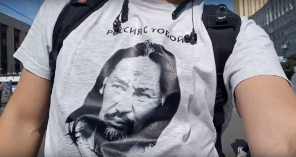 Фотофакт: На митинг оппозиции в Москве люди пришли в футболках с изображением якутянина Александра Габышева