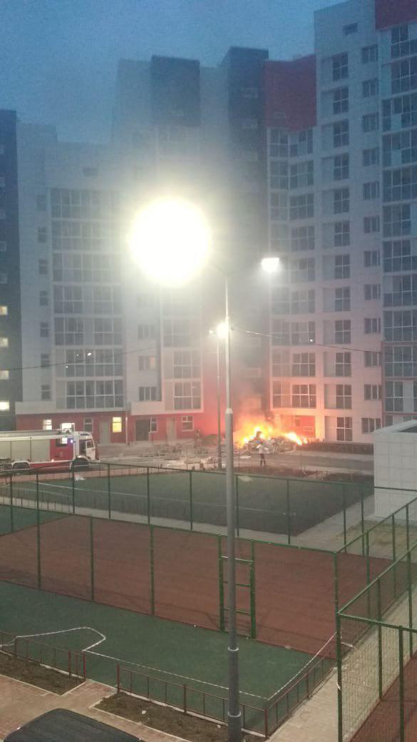 Видеофакт: В 203 мкрн загорелась куча строительного мусора