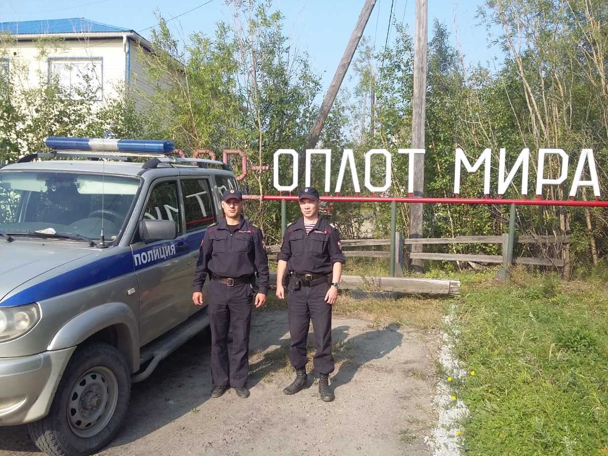 В поселке Сангар росгвардейцы оказали помощь в спасении людей из горящего дома