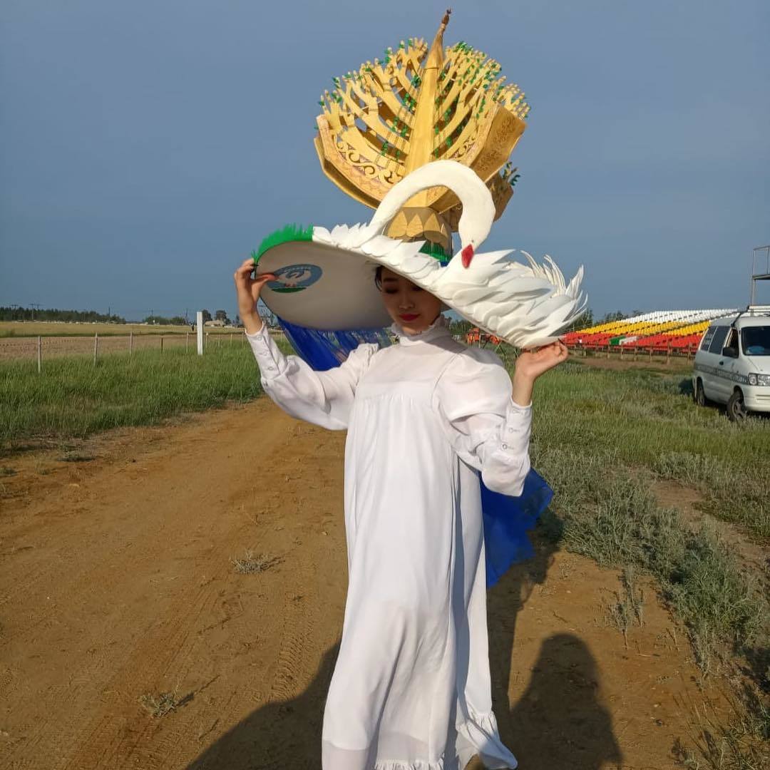 Ленский мост, Аал Луук Мас и мэр Якутска на шляпках якутянок