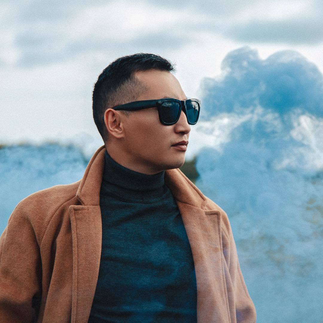 Видео: Айгылаан заставил танцевать мирнинца, предложившего петь на русском языке