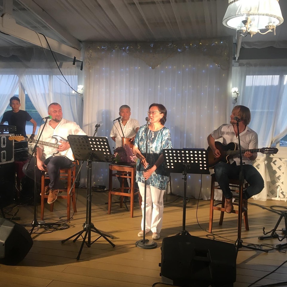 Видеофакт: Мэр Якутска спела хит 80-х