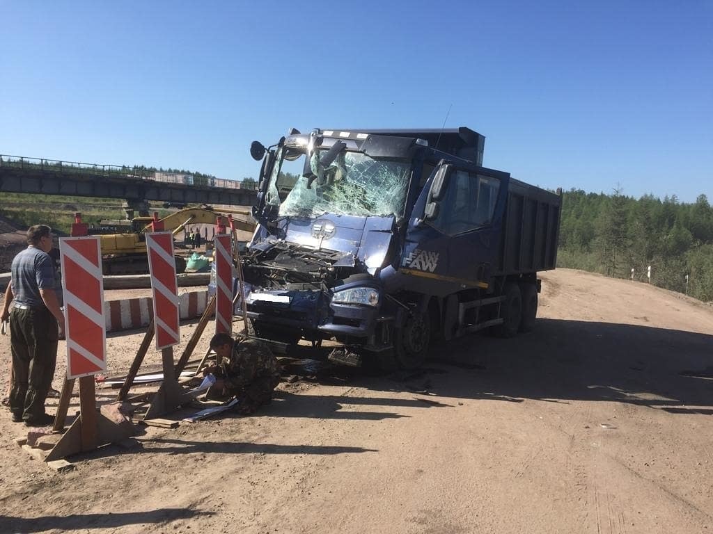 В Нерюнгри столкнулись два большегруза. Один водитель госпитализирован