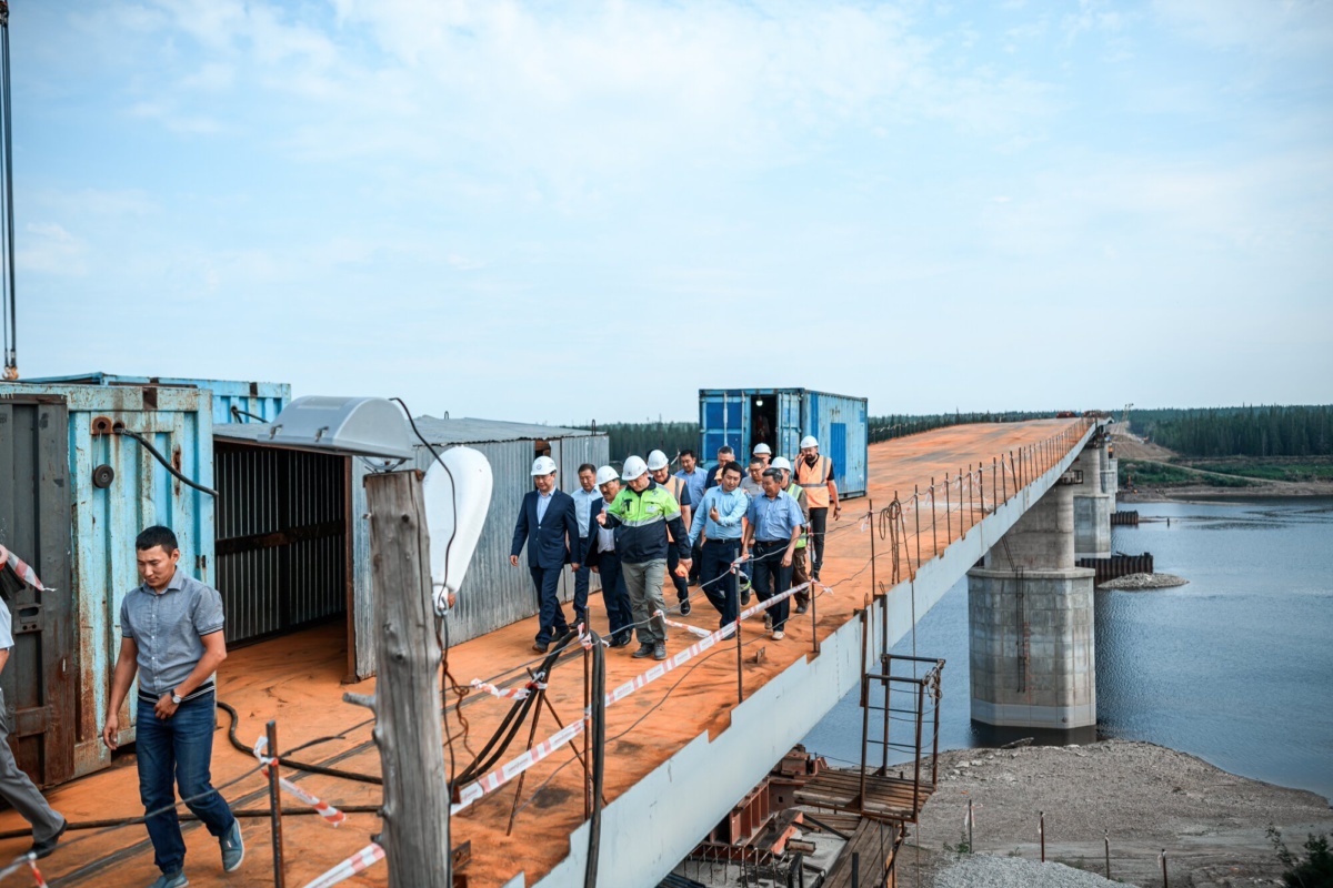 Глава Якутии ознакомился с ходом строительства мостового перехода через реку Марха
