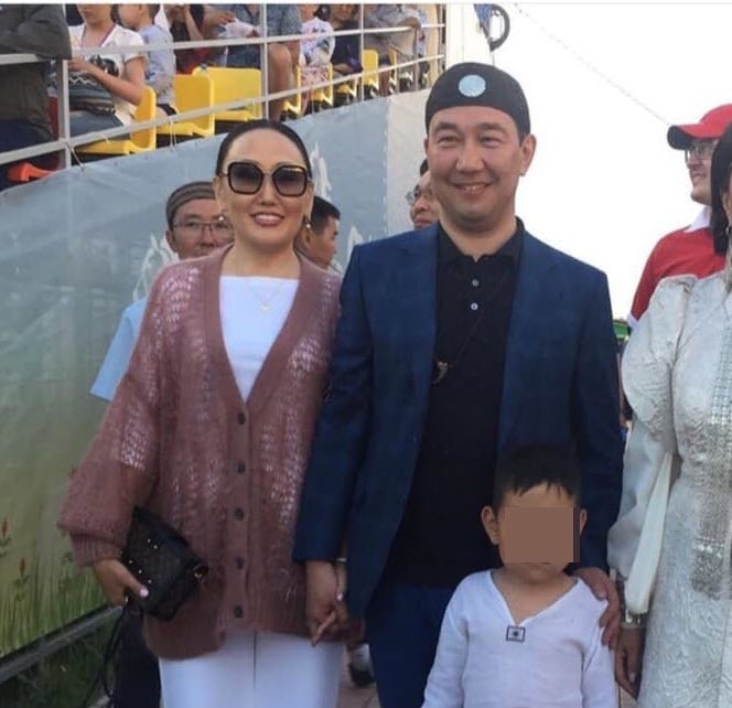 Какой клатч взяла на Ысыах Туймаады первая леди Якутии?