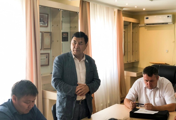 Коллективу Управления автодорог РС (Я) представили нового руководителя Семена Филиппова