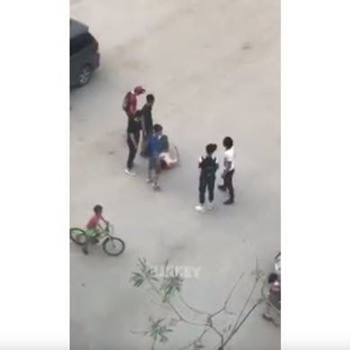 Видеофакт: В Якутске посетители пивнушки устроили драку рядом с детской площадкой