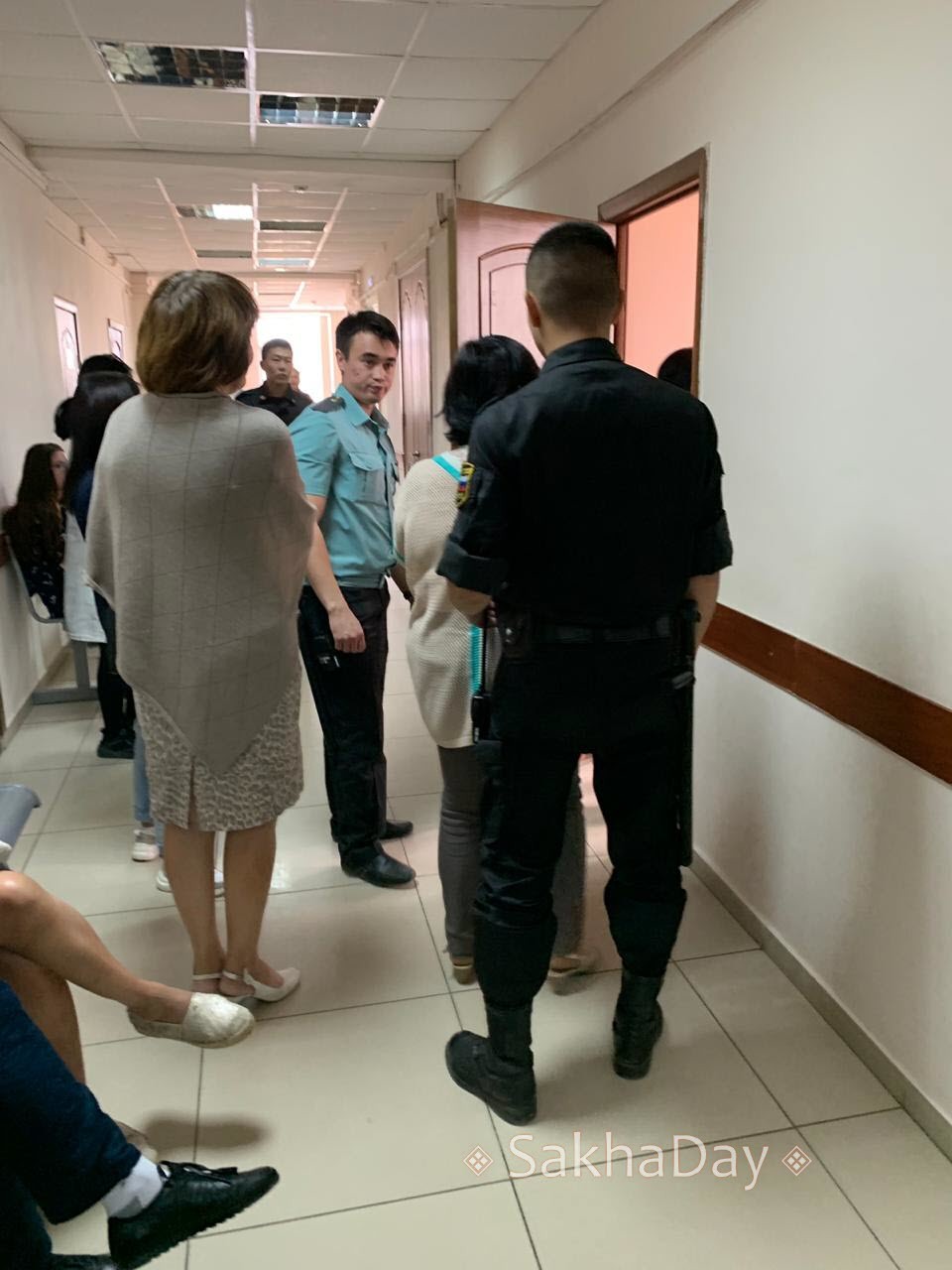 После оглашения приговора родственники и друзья Местникова били журналистов по рукам и вырывали телефоны