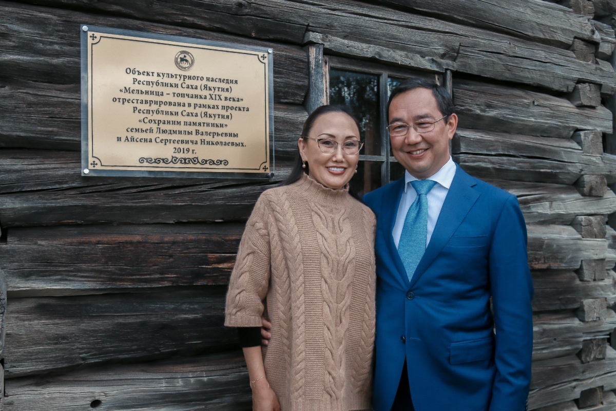 Айсен и Людмила Николаевы открыли после реставрации мельницу-топчанку в Черкехском музее